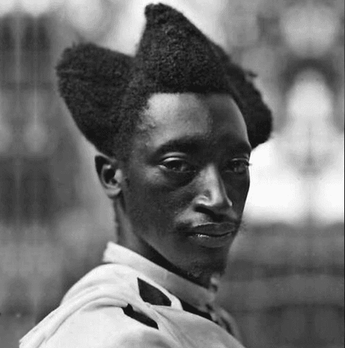  A Wa Tutsi man of Rwanda with the Amasunzu
hairstyle